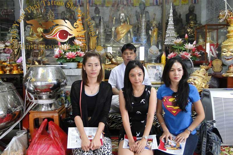 Master Ajarn Noo with customers